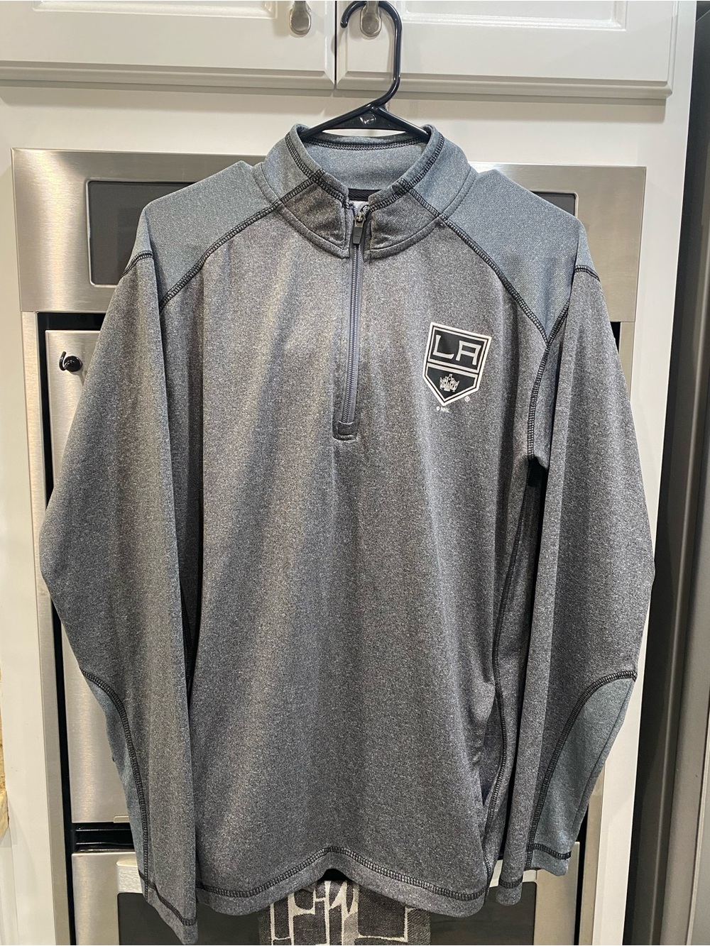 Men’s Size M- NHL “LA Kings” Heather Gray 1/4 Zip Jacket W/ Black Trim